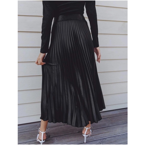 Classic Black Evening Party Holiday Pleated Skirt - Picture 2 of 4